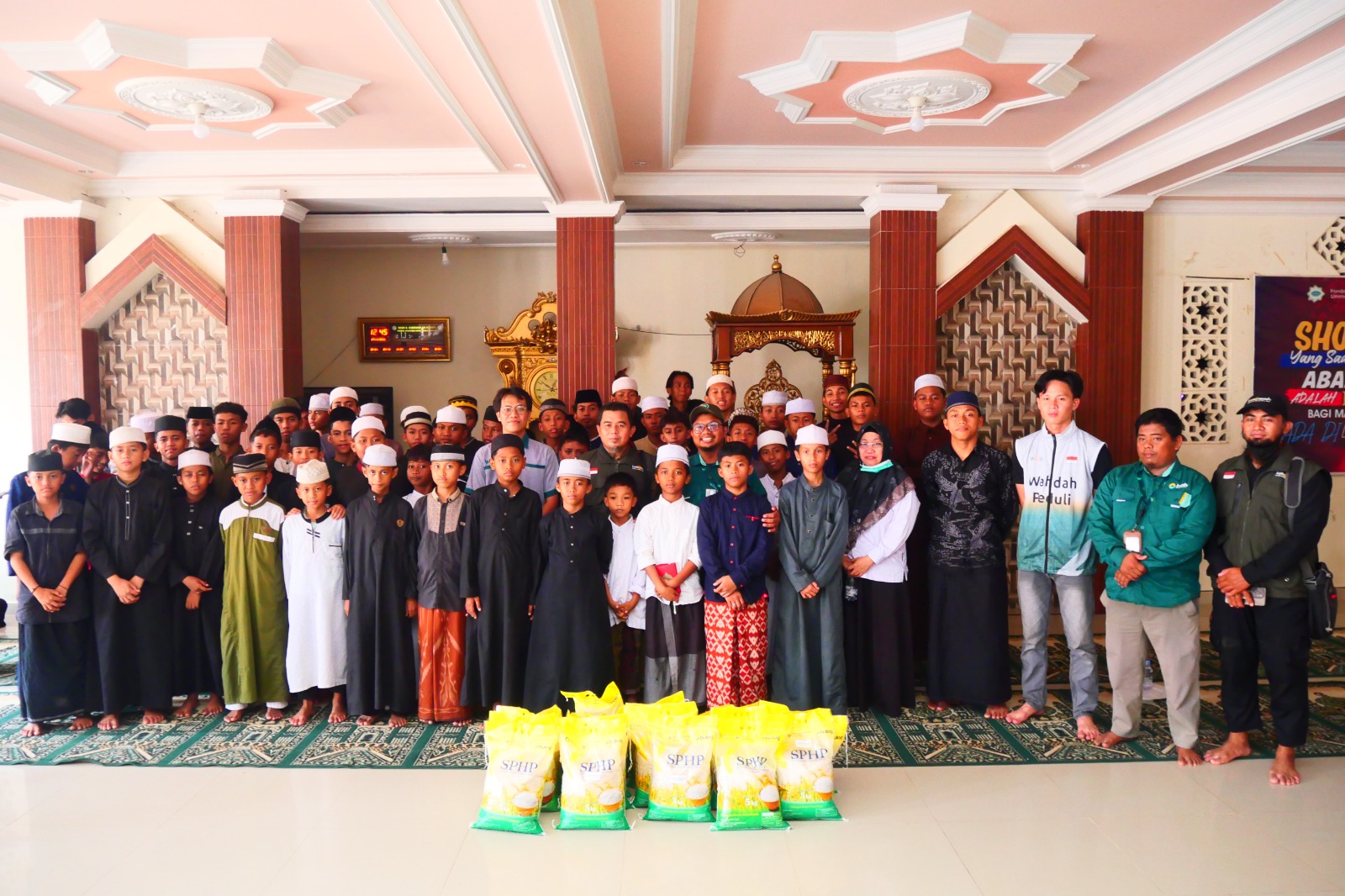 LAZIS Muadz,Kemenag Sultra dan Lembaga Zakat Lainnya Hadirkan Senyum Santri, Salurkan Bantuan 1.4 Ton  Beras ke Sejumlah Pesantren di Sulawesi Tenggara