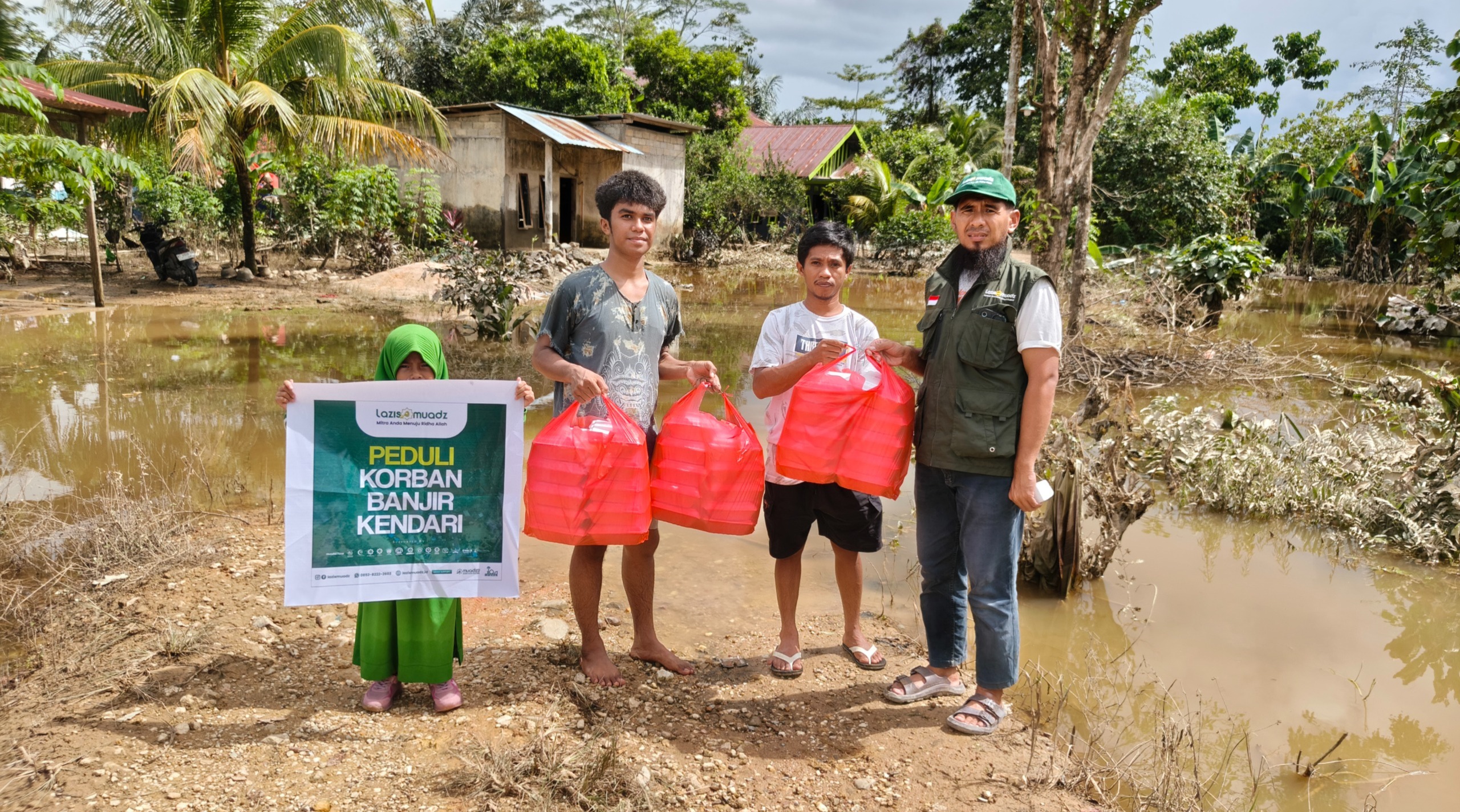 Lazis Muadz Salurkan 1.500 Porsi Nasi Kotak untuk Korban Banjir Kota Kendari
